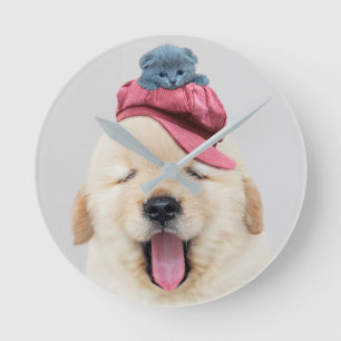 Cute Fluffy Dog met een kat op zijn hoofd Ronde Klok