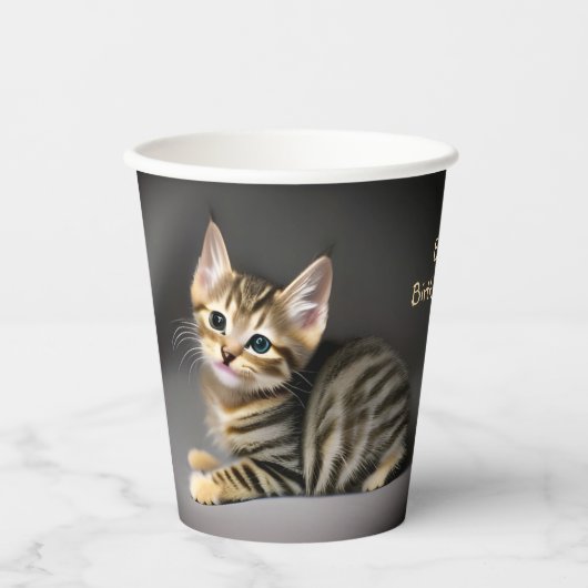Cute fluffy tabby cat baby - Kinderverjaardag Papieren Bekers (Voorkant)