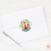 Cute fox op een rots in het bos ronde sticker (Envelop)
