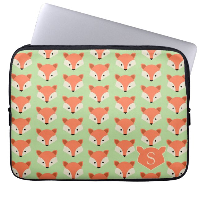 Cute Fox Pattern op Green Monogram Laptop Sleeve (Voorkant)
