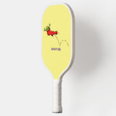 Cute frog in een rode sock springende cartoon pickleball paddle (Links)
