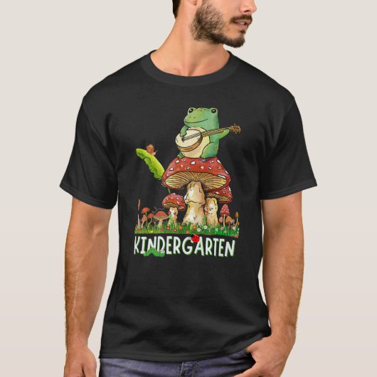 Cute Frog Plays Banjo Snagelpaddenstoel Kindergart T-shirt (Voorkant)
