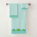 Cute Funny Happy Frogs sur Bleu clair serviette de<br><div class="desc">Cute Funny Happy Frogs sur le kit de serviettes de bain bleu clair. Les grenouilles seulement du côté inférieur.</div>