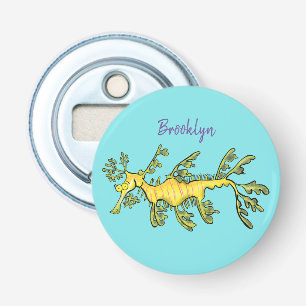 Cute funny leafy sea draak cartoon illustratie button flesopener