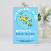 Cute funny leafy sea draak cartoon illustratie kaart (Staand voorkant)