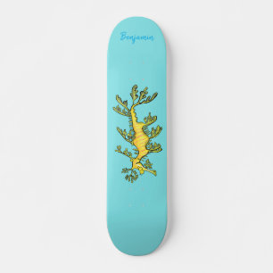 Cute funny leafy sea draak cartoon illustratie skateboard