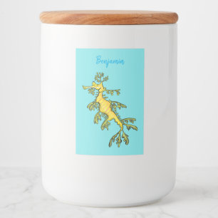 Cute funny leafy sea draak cartoon illustratie voedselcontainer etiket