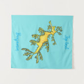 Cute funny leafy sea draak cartoon illustratie wandkleed (Voorkant (horizontaal))