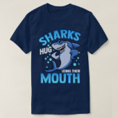 Cute & Funny Sharks Hug Using Their Mouth Pullover (Design devant)