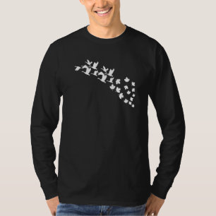 Cute gans Flying Maple Leaf Goose Canada Day T-shirt