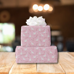 Cute ganzen en voetafdrukpatroon op pastelroze cadeaupapier