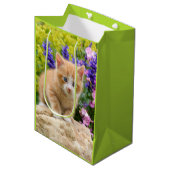 Cute Ginger Cat Kitten Flower Garden gift-wrapping Medium Cadeauzakje (Voorkant Gekanteld)