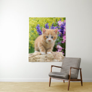 Cute Ginger Cat Kitten in een Flowery Garden Foto  Wandkleed