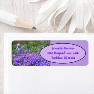 Cute Girl Garden Statue kijkt naar paarse bloemen Etiket