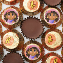 Cute girl in een kostuum van prinses Halloween in