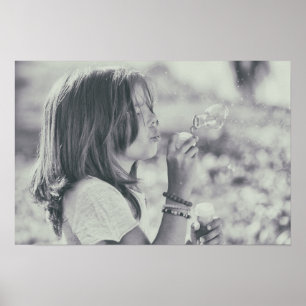 Cute Girl speelt met bubbles poster