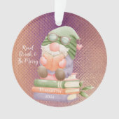 Cute Gnome Reading Book Rosegold Monogrammed Ornament (voorkant)