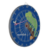 Cute grappige groene chameleon lizard cartoon dartbord (Voorkant Links)