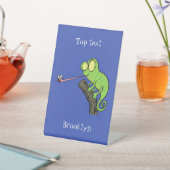 Cute grappige groene chameleon lizard cartoon reclamebord met voetstuk (Insitu)