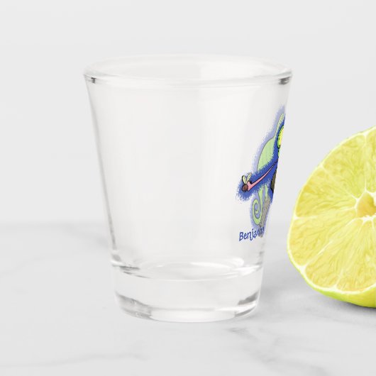 Cute grappige groene chameleon lizard cartoon shot glas (Links)