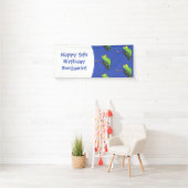 Cute grappige groene chameleon lizard cartoon spandoek (Insitu)