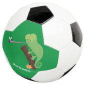 Cute grappige groene chameleon lizard cartoon voetbal (Drie kwart)