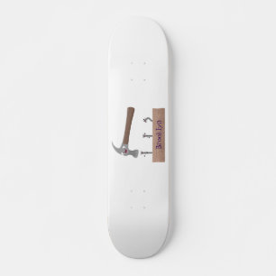 Cute, grappige hamer en nagels cartoon illustratie skateboard