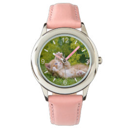 Cute grappige kattenkatjes die in een bloeiende tu horloge