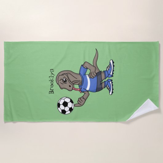 Cute grappige Komodo dragon die voetbal cartoon sp Strandlaken (Voorkant)