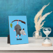 Cute grappige opossum aan de cartoon van de tak fotoplaat (Zijkant)