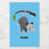 Cute grappige opossum aan de cartoon van de tak voedselcontainer etiket (Enkel label)