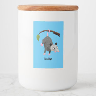 Cute grappige opossum aan de cartoon van de tak voedselcontainer etiket