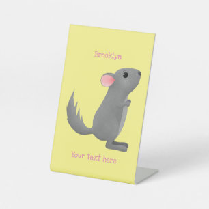 Cute gray chinchilla cartoon illustratie reclamebord met voetstuk