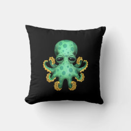 Cute Green Baby Octopus op zwart Kussen