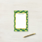 Cute Green Clover Patroon Post-it® Notes (Op bureau)