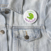 Cute green curious paraket cartoon ronde button 5,7 cm (In situ)