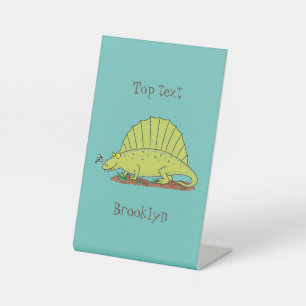 Cute green dimetrodon cartoon illustration reclamebord met voetstuk