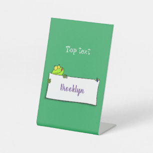 Cute green frog sign cartoon illustration reclamebord met voetstuk