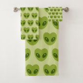 Cute Green Heart-Shaped Alien Head Pattern (En situation)