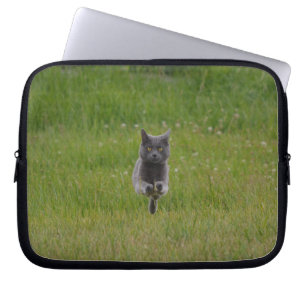 Cute Grey Boerderij Cat Racing Over Green Grass Fo Laptop Sleeve