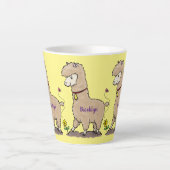 Cute happy alpaca met vlinder cartoon latte mok (Voorkant)