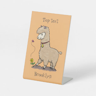 Cute happy alpaca met vlinder cartoon reclamebord met voetstuk