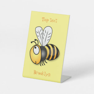 Cute happy bee cartoon illustratie reclamebord met voetstuk