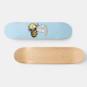 Cute happy bee cartoon illustratie skateboard (Horizontaal)