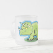 Cute happy green triceratops dinosaur cartoon matglas koffiemok (Voorkant links)