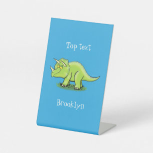 Cute happy green triceratops dinosaur cartoon reclamebord met voetstuk