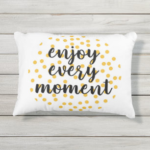 Cute, happy, inspirerend "Geniet van elk moment" Buitenkussen