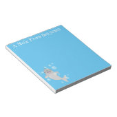 Cute happy narwhal bubbles cartoon illustratie notitieblok (Schuin)