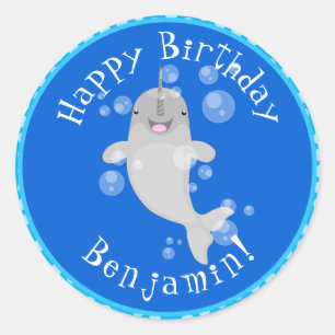 Cute happy narwhal bubbles cartoon illustratie ronde sticker