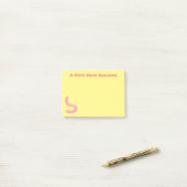 Cute happy roze regenworm cartoon post-it® notes (Op bureau)